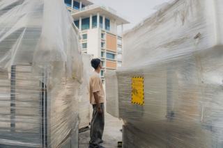 Charges palettisées protégées par un film plastique dans une zone d'expédition