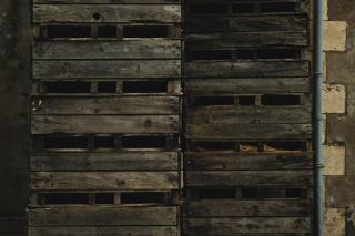 Caisses en bois pleines, anciennes et empilées, vues de face