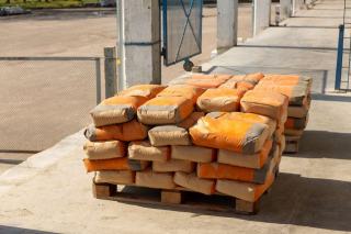 Sacs empilés sur une palette en bois sur un quai