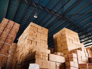 Cartons empilés sur palettes dans un grand entrepôt