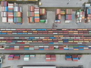 Vue aérienne de rangées de conteneurs sur un terminal