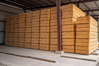 Paquets de bois de sciage rangés sous un hangar