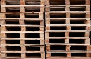 Deux piles de palettes en bois vues de face