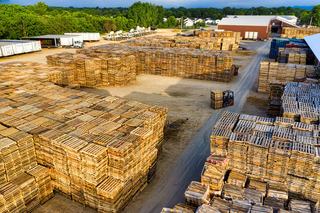 Vue aérienne d'un parc de stockage de palettes en bois